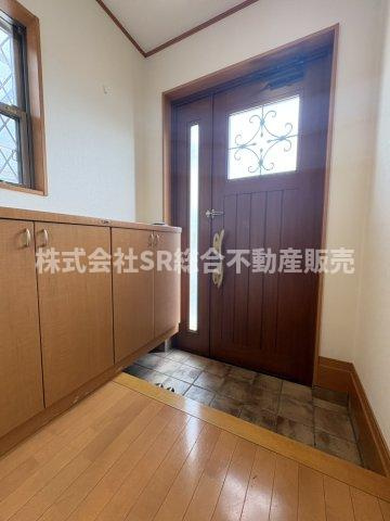 花園東町3丁目中古戸建の玄関|当日予約も大歓迎です！土日祝、雨の日やお子様連れのお客様の送迎も可能ですのでお気になさらずお問合せ下さい。お仕事終わりのお時間にも柔軟に対応致しますのでお気軽にお申し付け下さいませ。