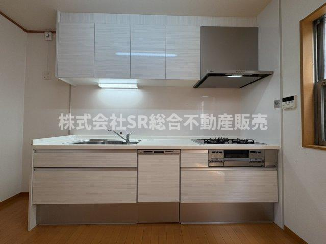 花園東町3丁目中古戸建のキッチン|設備の整ったシステムキッチンで快適にお料理できます！