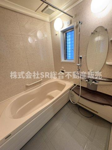花園東町3丁目中古戸建の浴室|足を伸ばしてゆったりと浸かれる浴槽です！
