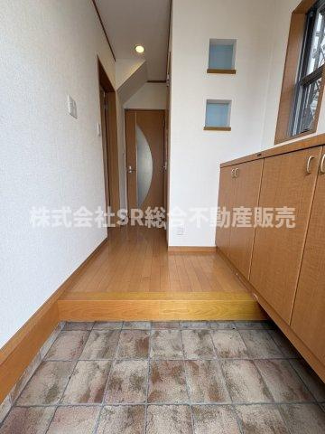 花園東町3丁目中古戸建の玄関|玄関にはシューズボックスもあります！
