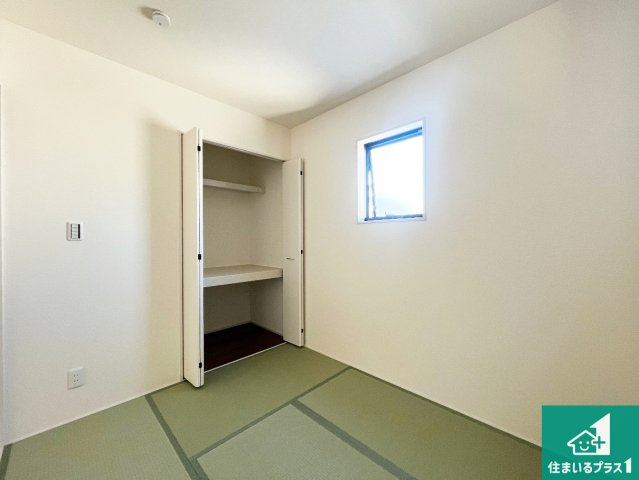 姫路市青山　第7期　新築一戸建ての和室|寝室は心地よい眠りについてもらいたくて、シンプルかつ開放的な空間な設計にしています！大きな窓から差し込む日が心地いいです♪