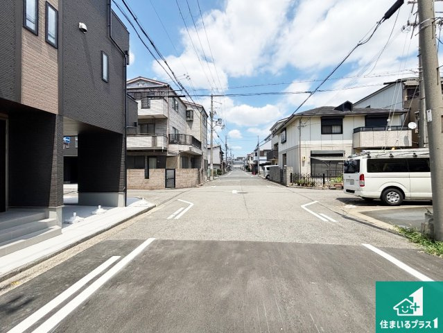 堺市堺区山本町　新築一戸建ての前面道路含む現地写真|周辺は閑静な住宅街！前面道路広々で車の出し入れも便利です。駐車が苦手な方でも安心して車庫入れできます！