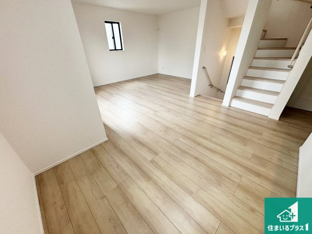 ♦堺市堺区山本町　新築一戸建ての居間・リビング|シンプルなリビングは、観葉植物等のインテリアを楽しめますね！パパ好みにも、ママ好みにも家具次第で雰囲気を変えることができます！