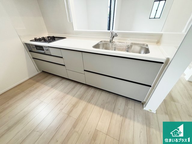 ♦堺市堺区山本町　新築一戸建てのキッチン|リビングと統一感があり、使い勝手のいいキッチン。広々としているので、二人並んで作業が出来ちゃいます。お子様と一緒に色々なお料理に挑戦できるスペースがあります。