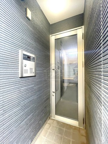 荒川区西日暮里１丁目のアパートのエントランス