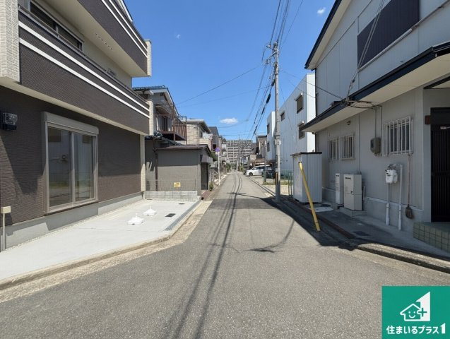 堺市堺区山本町　新築一戸建ての前面道路含む現地写真|周辺は閑静な住宅街！前面道路広々で車の出し入れも便利です。駐車が苦手な方でも安心して車庫入れできます！