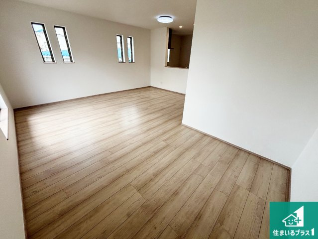 堺市堺区山本町　新築一戸建ての居間・リビング|日当たり良好の明るいリビングで朝の目覚めもスッキリできそう！対面キッチンでご家族のコミュニケーションも自然と増える設計！小さなお子様が遊ぶスペースを作っても広々とくつろげるLDK！