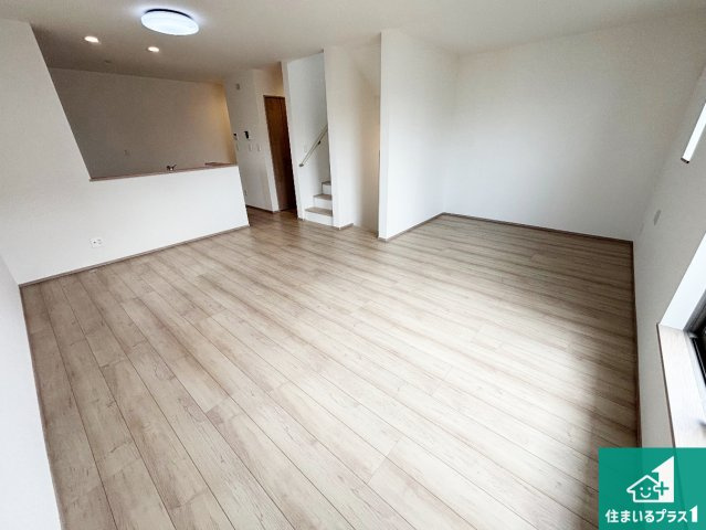 堺市堺区山本町　新築一戸建ての居間・リビング|シンプルなリビングは、ソファーを置いたり、観葉植物を置いたり、家具の配置やインテリアで住む人のこだわりを活かすゆとりある空間にしてください♪