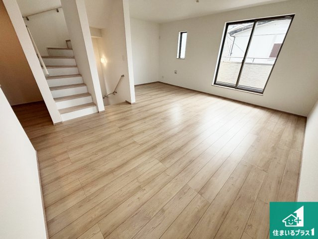 堺市堺区山本町　新築一戸建ての居間・リビング|太陽の光が差し込むとっても明るいリビング！思わず微笑みたくなる居心地の良さ。家族団らんの時間も増えそうなくつろぎのＬＤＫで、住む人のこだわりを活かすゆとりある空間♪
