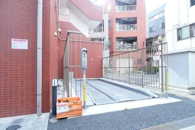 feeth日暮里の駐車場