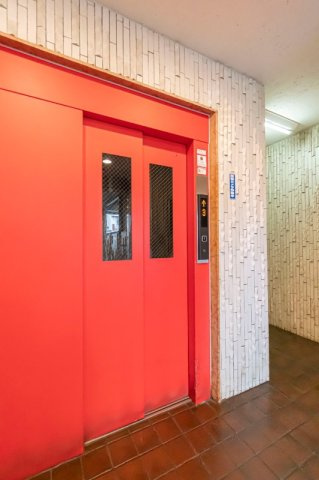 ライオンズマンション千駄木第２のその他共用部分|ライオンズマンション千駄木第２：エレベーターがありお部屋までの移動も楽々！