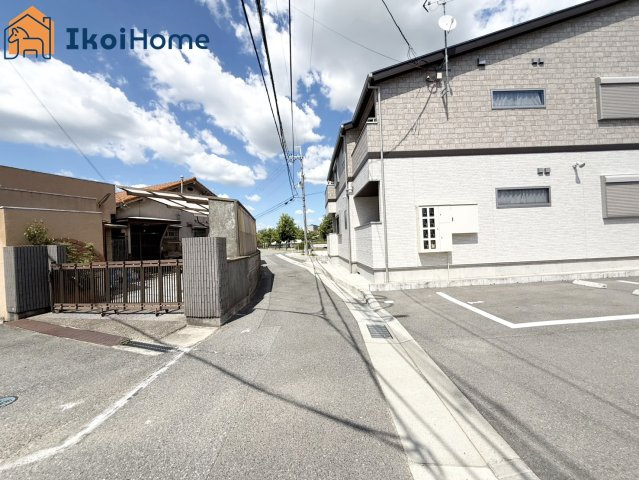 明石市魚住町清水　土地の前面道路含む現地写真|●年中無休：当日予約可●前面道路は幅員約4ｍ、交通量少なく安心の住環境です。