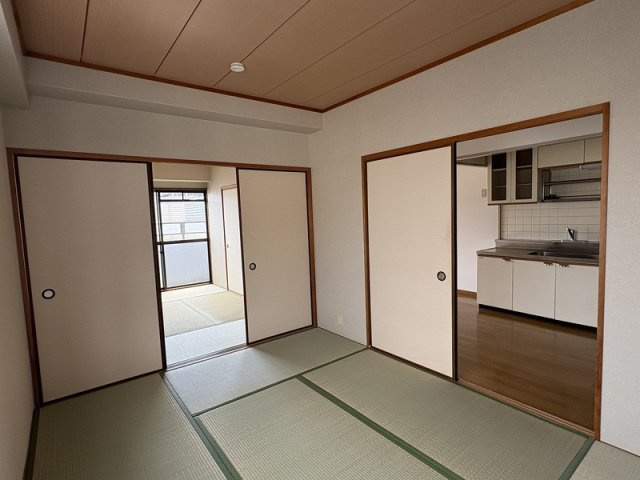 ベルヴィ本山中町(旧:東灘ハイツ)の居間・リビング