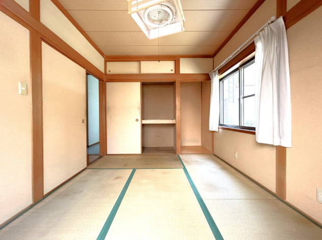 「陽当り良好な南側道路」高知市杉井流　中古一戸建ての和室|大容量の押入完備！布団や季節物の収納もスッキリ納まる便利な和室。