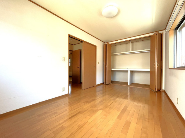 「陽当り良好な南側道路」高知市杉井流　中古一戸建ての洋室|2階北側洋室。大容量クローゼット。お部屋を広く使える充実の収納スペース付き。