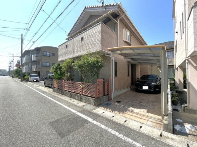 「陽当り良好な南側道路」高知市杉井流　中古一戸建ての外観|雨の日も快適！屋根付きカーポートのある2階建て住宅☆