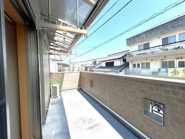 「陽当り良好な南側道路」高知市杉井流　中古一戸建てのバルコニー|洗濯物や布団もまとめて干せる広々スペース。