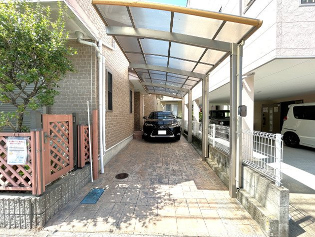 「陽当り良好な南側道路」高知市杉井流　中古一戸建ての駐車場|広々としたカーポート！愛車を雨風から守ります。