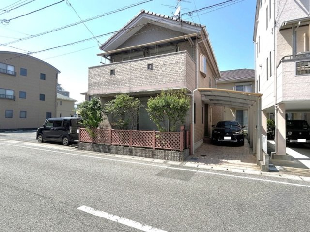 「陽当り良好な南側道路」高知市杉井流　中古一戸建ての前面道路含む現地写真|陽当たり良好！街並みに溶け込む洗練された佇まい。