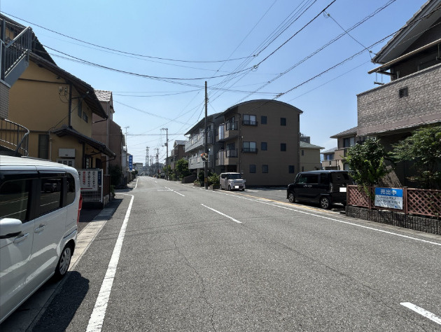 「陽当り良好な南側道路」高知市杉井流　中古一戸建ての前面道路含む現地写真|見通しの良い前面道路。運転が苦手な方も安心！車の出し入れがスムーズな環境。