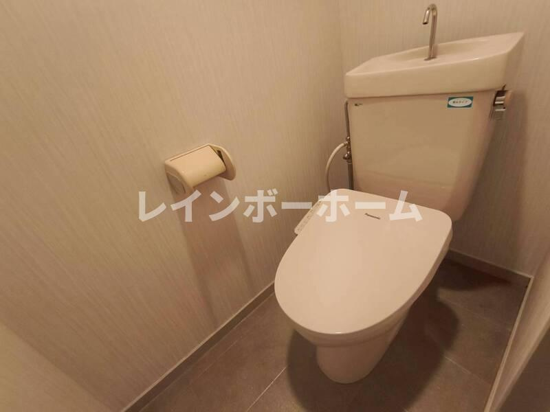 クロシェット松戸のトイレ|落ち着いた色調のトイレです