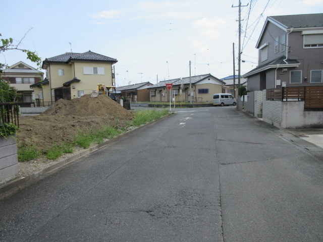 【仲介手数料無料】新築戸建　嵐山町志賀1-28（全1棟）の前面道路含む現地写真