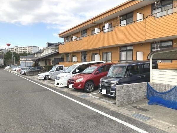 ブラウンハウスの駐車場