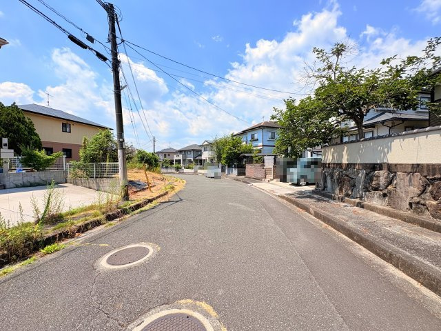 行橋市南泉3丁目　インナーバルコニー　4SLDKの前面道路含む現地写真
