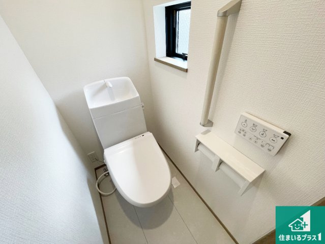 神戸市長田区長田天神町　新築一戸建てのトイレ|1・2階の2ヶ所にあるので、朝の忙しい時間の順番待ちもなく、深夜の利用にも大変便利です。