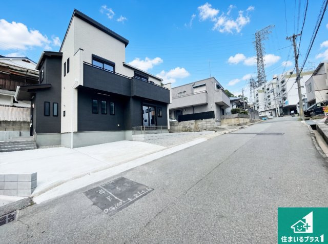 神戸市長田区長田天神町　新築一戸建ての前面道路含む現地写真|周辺は閑静な住宅街！前面道路広々で車の出し入れも便利です。駐車が苦手な方でも安心して車庫入れできます！