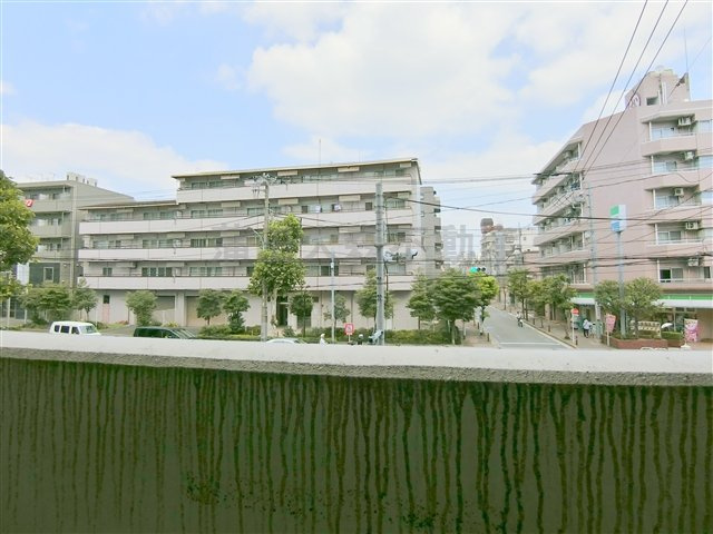 バージュアル大森の展望|目の前にファミリーマートとワークマン！大森駅平和島駅まで近くはありませんがほぼ1本道
バルコニー側は環状八号線という大通りです。音が気になる方には向かないかも知れません。
