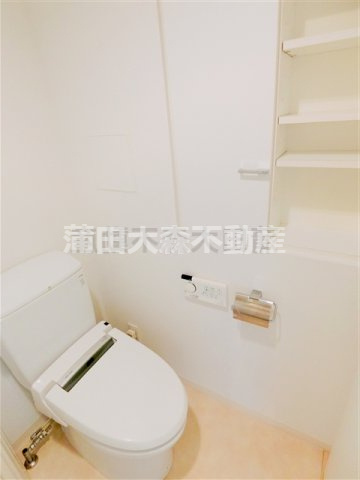 バージュアル大森のトイレ|棚収納に温水暖房便座付きのトイレ