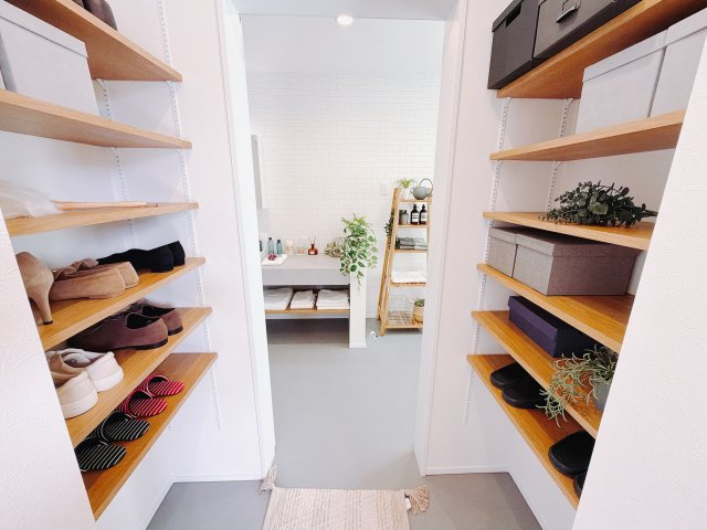 【中古戸建】北群馬郡吉岡町大字大久保の収納|■SIC｜土間続きの収納♪靴はもちろん、汚れやすいベビーカーやアウトドア用品など拭かずにしまえてうれしい♪アクセントクロスでおしゃれな印象もプラス☆彡