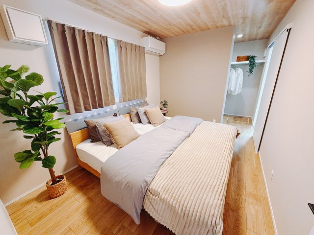 【中古戸建】北群馬郡吉岡町大字大久保の洋室|■主寝室｜ベッドやテレビなどの大き目の家具を置いても余裕のある広々主寝室です♪家事やお仕事にお疲れなパパ・ママがゆっくりと過ごせる空間です♪