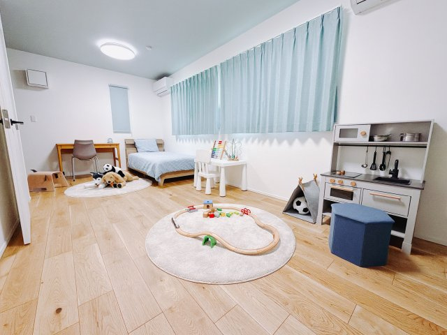 【中古戸建】北群馬郡吉岡町大字大久保の洋室|■洋室｜ナチュラルカラーの床です。模様替えなどとても楽しく工夫できます♪陽当たり、風通しもとても良いので毎日快適な生活スタートです！子供部屋にも良いですね♪