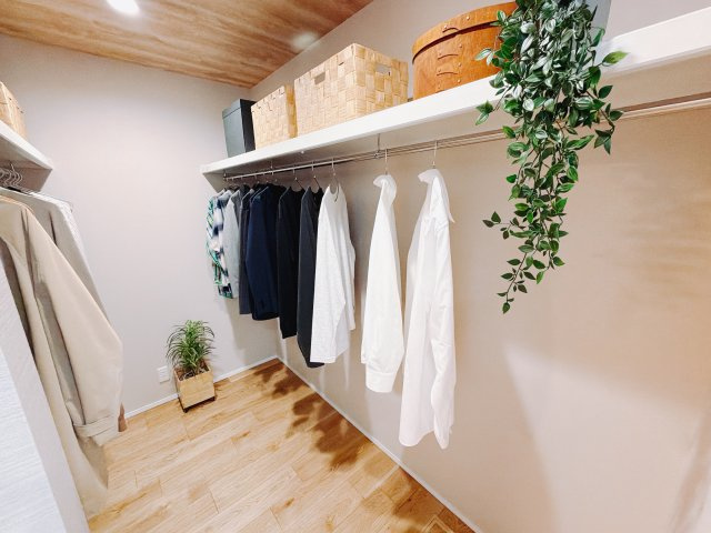【中古戸建】北群馬郡吉岡町大字大久保の収納|■WIC｜主寝室には夢のウォークインがございます♪お洋服やバッグだけでなく、増えていくお洋服やご家族での思い出の品もしっかりと収納します( ＾＾ )