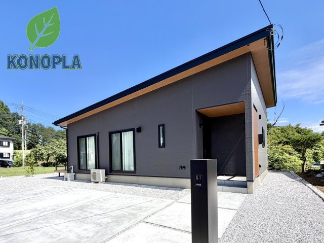 【中古戸建】北群馬郡吉岡町大字大久保の外観|■外観｜外壁のアクセントカラーがシックな外観です。シンプルなデザインでありながらも「個性」を損なわず、お客様一人ひとりの暮らし方にフィットします。