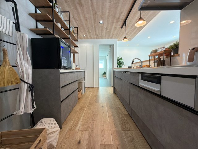 【中古戸建】北群馬郡吉岡町大字大久保のキッチン|■キッチン｜ワークトップの幅が広く、お子様といっしょにお料理をつくったり、ちょっとしたパーティーも楽しめます。フラットなのでお掃除がしやすいのもポイントです♪