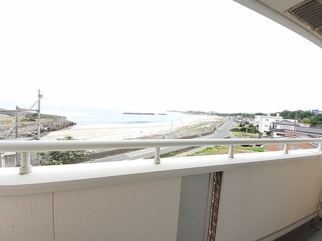 ラ　メゾン　プラージュのバルコニー|外からの目が気にならないバルコニーで洗濯物が干せます