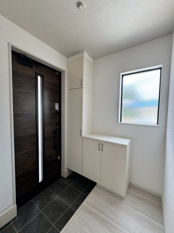 所沢市三ケ島新築戸建のその他|住まいの顔にふさわしい、明るく清潔感に満ちた爽やかな玄関エリア！収納力も十分に備わっており、散らかりがちな家族の靴もスマートに片付きます。毎日の「いってきます」と「ただいま」を気持ちよく彩る快適仕様♪