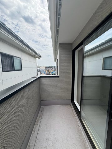 所沢市三ケ島新築戸建のバルコニー|明るい陽光がたっぷりと降り注ぐ、お洗濯物も気持ちよく乾く開放的なバルコニー！ポカポカとした心地よい風を感じながら、毎日の家事も爽やかにこなせます。明るくゆとりあるプライベートな屋外空間です。