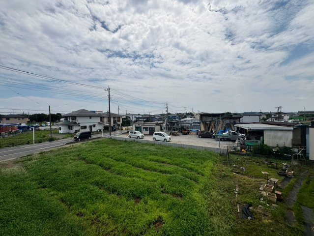 所沢市三ケ島新築戸建の展望|視界を遮る建物が少なく、青空がどこまでも広がる開放的な眺望！窓の外に豊かな自然や広がりを感じられる、毎日の暮らしに心地よいゆとりと癒やしをもたらしてくれる魅力的なロケーションです。