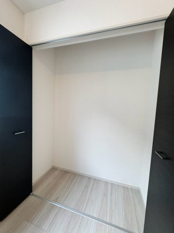 所沢市三ケ島新築戸建の収納|奥行きや高さを無駄なく活かせる使い勝手の良い収納スペース！必要な物をいつでもサッとスムーズに出し入れできる便利な設計です。お部屋全体の片付けがぐっと楽になり、いつでも綺麗な室内をキープできます。