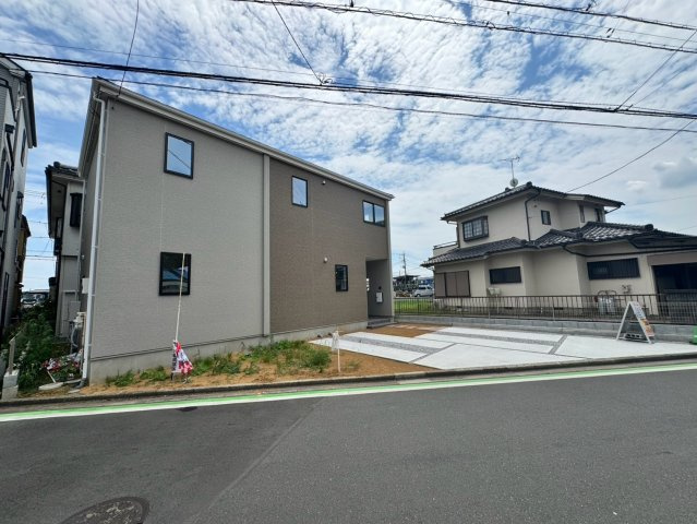所沢市三ケ島新築戸建の前面道路含む現地写真|幅員約6.5mのゆとりある道路に面した開放感あふれる現地写真！車同士のすれ違いもスムーズに行え、運転が苦手な方でも安心してお車を出し入れできます。毎日の移動ストレスを軽減してくれる快適な住環境です。