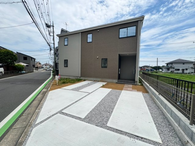所沢市三ケ島新築戸建の駐車場|お車を並列で2台しっかりと駐車できるゆとりあるカースペース！毎日の車の出し入れもスムーズに行え、運転が苦手な方でも安心です。ご家族用と来客用、あるいは複数台所有のご家庭にも嬉しい快適設計です。