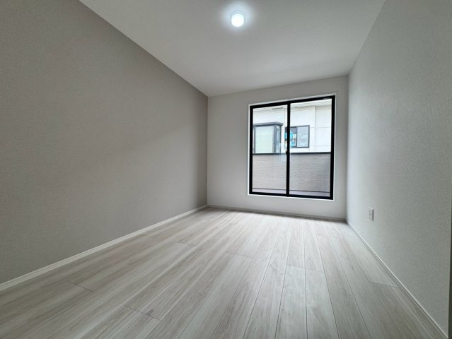 所沢市三ケ島新築戸建の洋室|静かで落ち着いた時間が流れる、プライベートタイムを心地よく過ごせる洋室空間！リモートワークや趣味のお部屋、お子様の子供部屋など、ライフスタイルに合わせて柔軟にご活用いただける使い勝手の良いお部屋です。