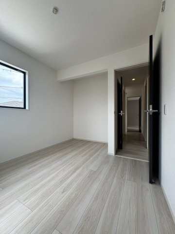 所沢市三ケ島新築戸建の洋室|クローゼットがしっかりと備わっており、お部屋をいつでも広々とすっきりと使える洋室！衣類や日用品をスマートに収納でき、美しい居住空間をキープできます。毎日の暮らしの快適性を高めてくれる便利な一室です。