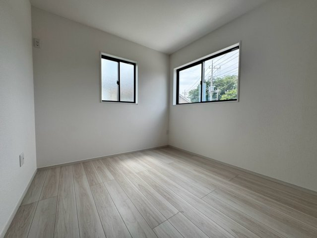 所沢市三ケ島新築戸建の洋室|どんなインテリアにも馴染むシンプルな内装で、お好みの家具配置を楽しめる洋室！ベッドやデスクもゆったりと置ける広さが確保されています。日々の生活をより便利で快適にしてくれる頼もしいプライベート空間です。