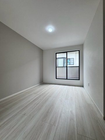 所沢市三ケ島新築戸建の洋室|窓からたっぷりと心地よい自然光が差し込む、明るく爽やかな雰囲気の洋室スペース！風通しも良好で、毎日気持ちのよい朝を迎えることができます。ご家族の寝室としても安心してお使いいただける居心地の良いお部屋♪