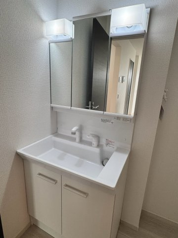 所沢市三ケ島新築戸建の独立洗面台|スキンケア用品やドライヤーもすっきりと片付く収納力抜群の洗面化粧台！三面鏡裏などの豊富な収納スペースで、散らかりがちな洗面周りをいつでも美しく保てます。毎日の身支度もスムーズに捗る快適な仕様です。